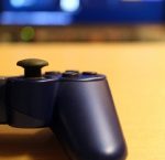 家でストレス解消するなら、お手軽に読書やゲームもいいかも